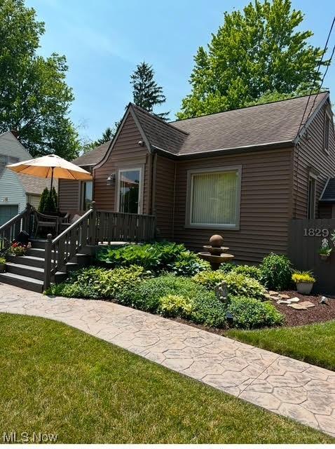 view of front of house with a front yard