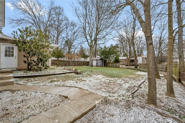 view of yard featuring a shed