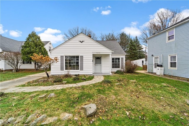 view of front of property featuring a front yard