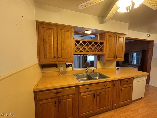 kitchen with sink, light hardwood / wood-style floors, ceiling fan, and dishwasher