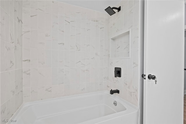 bathroom featuring tiled shower / bath