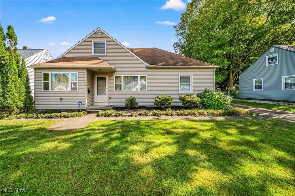 view of front facade with a front yard