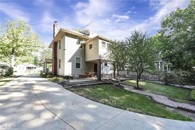 view of front of house featuring a front lawn