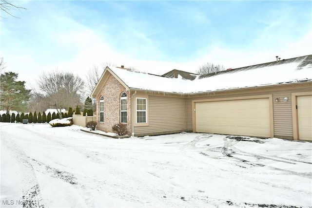 view of front facade with a garage