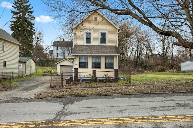 view of front of property featuring a shingled roof, fence, and a front lawn