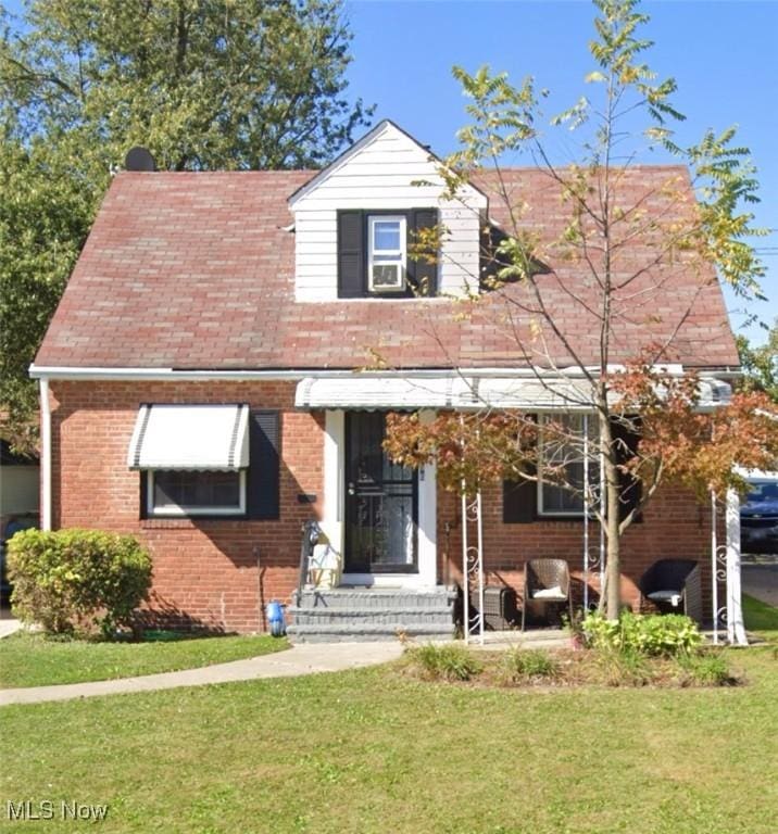 view of front of house with a front lawn