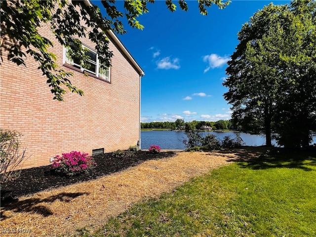 view of grassy yard featuring a water view