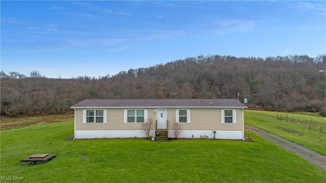 manufactured / mobile home with a front yard