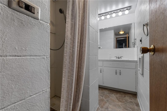 bathroom with a shower with curtain and vanity