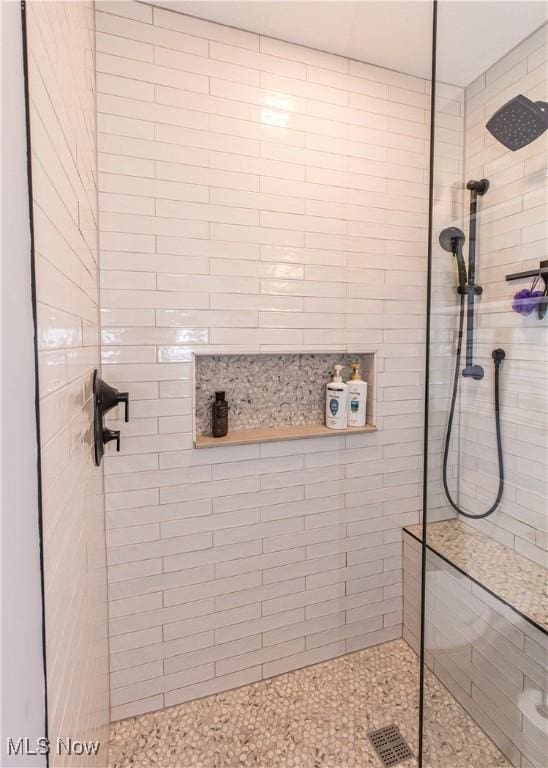 bathroom featuring tiled shower