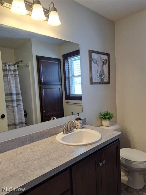 bathroom with a shower with curtain, vanity, and toilet