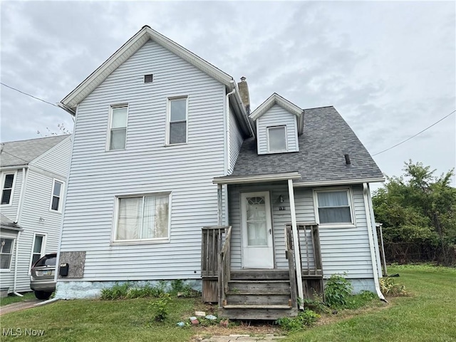 view of front facade with a front yard