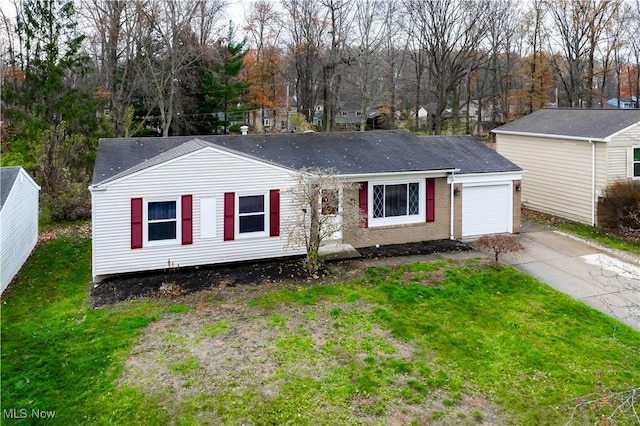 view of front facade featuring a garage and a front yard