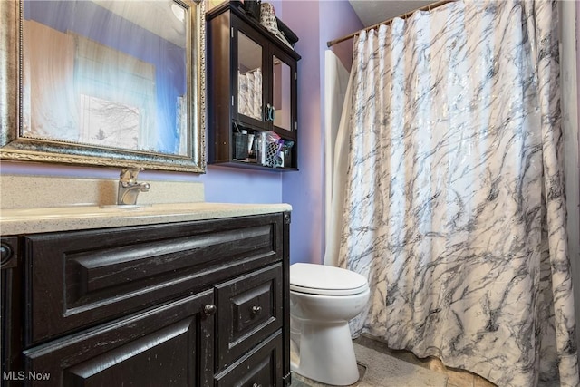 bathroom with a shower with curtain, vanity, and toilet