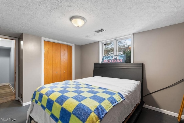 bedroom featuring a textured ceiling and a closet