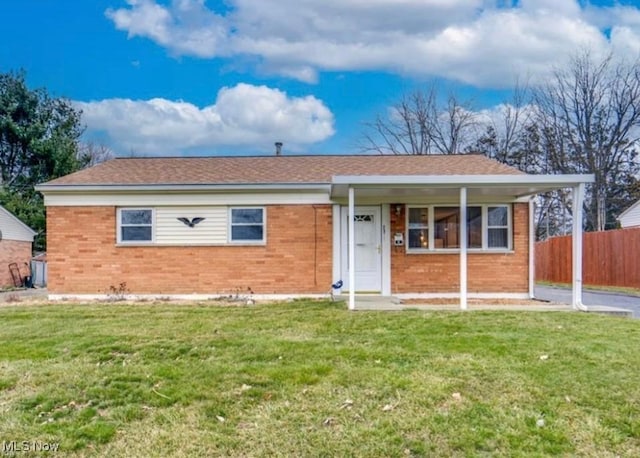 single story home featuring a front yard