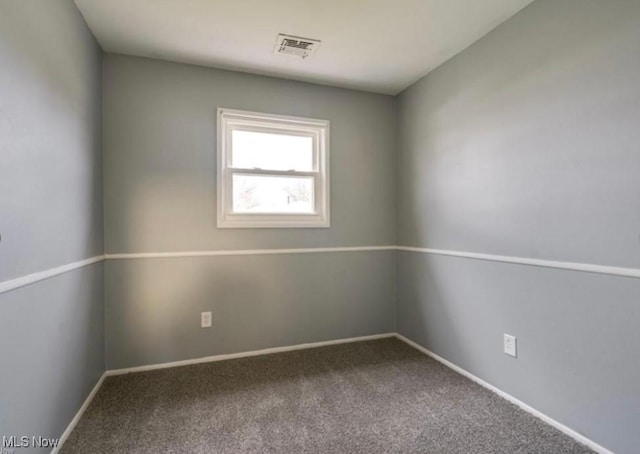 unfurnished room with carpet