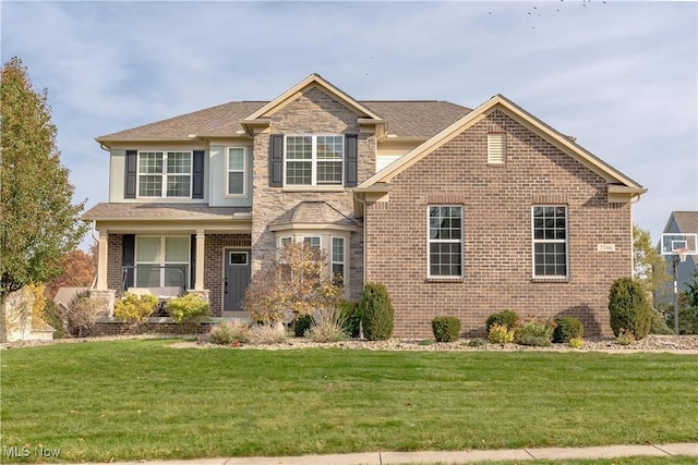 view of front of property featuring a front lawn