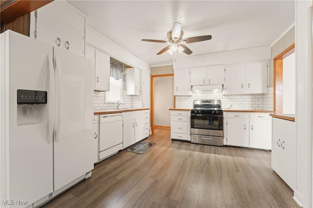 kitchen featuring white appliances, ceiling fan, sink, white cabinets, and light hardwood / wood-style floors