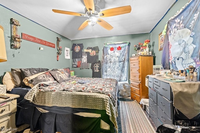 bedroom with ceiling fan