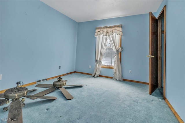 carpeted empty room featuring ceiling fan