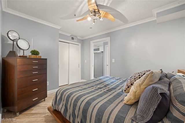 bedroom with a closet, ceiling fan, and ornamental molding