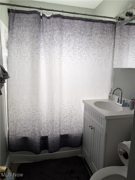 bathroom with a shower with shower curtain and vanity