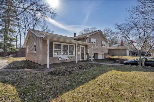 view of front of property featuring a front yard and a garage