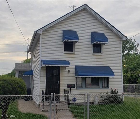 view of front of home featuring a front yard