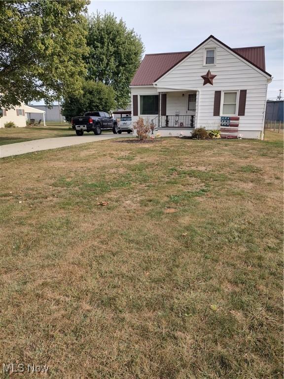 view of front of house featuring covered porch and a front yard