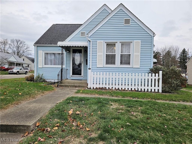 view of front facade featuring a front yard