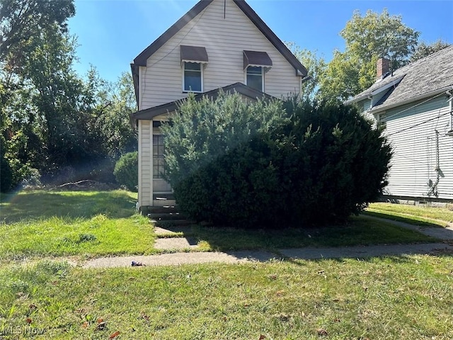 view of side of property featuring a lawn