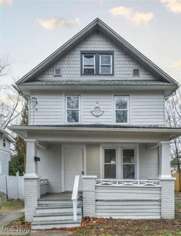 view of front of property featuring a porch