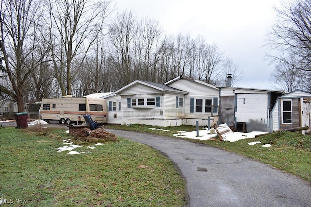 view of front facade featuring a front yard