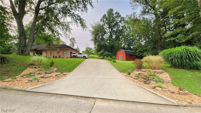 view of yard with a storage unit