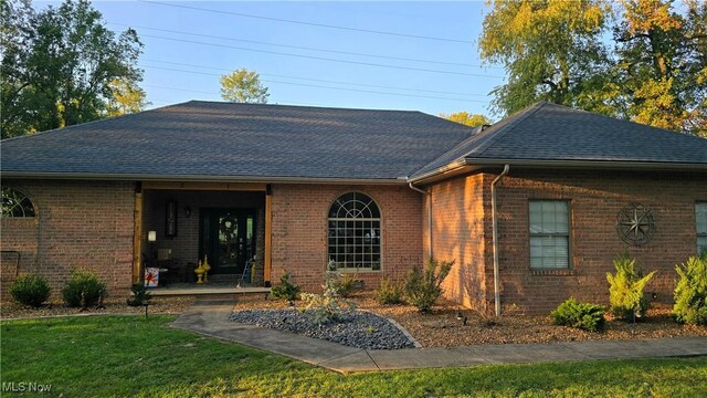 single story home with a front lawn