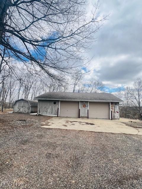 view of front facade with a garage and concrete driveway