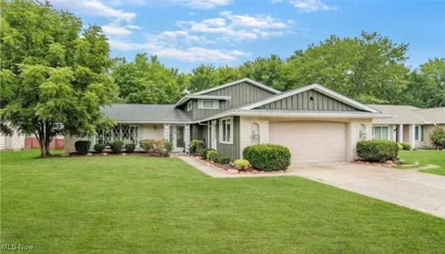 view of front facade featuring a front yard and a garage