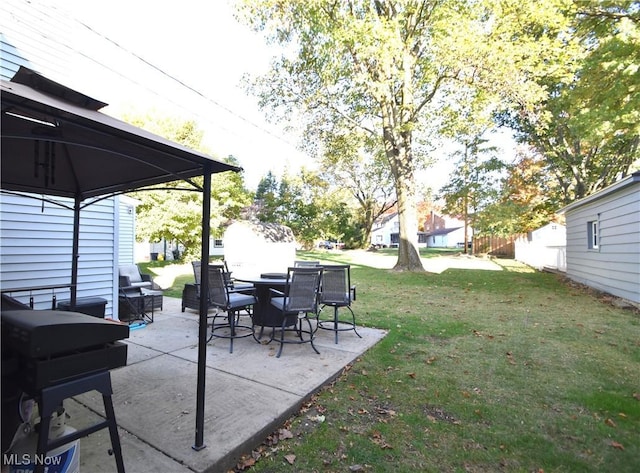 view of yard featuring a patio