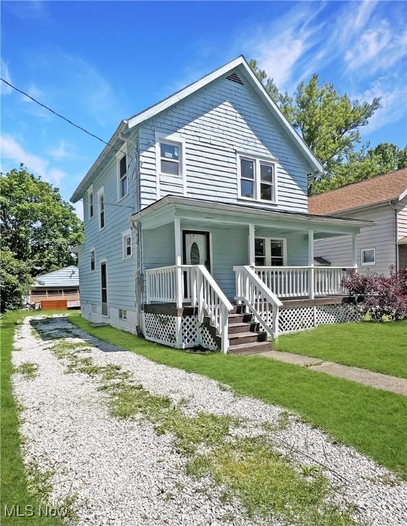 view of front of home featuring a front yard