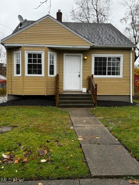 view of front facade featuring a front lawn