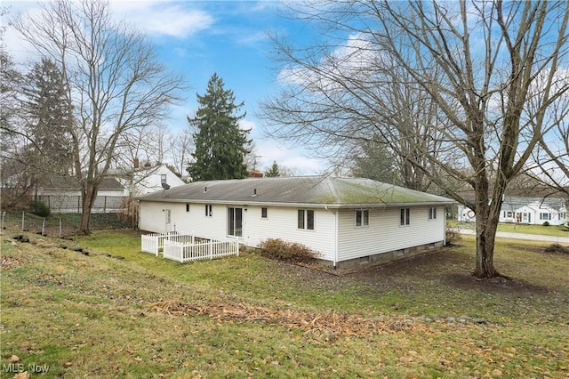 back of house featuring a lawn