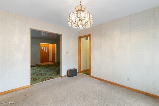 unfurnished room featuring carpet flooring and an inviting chandelier