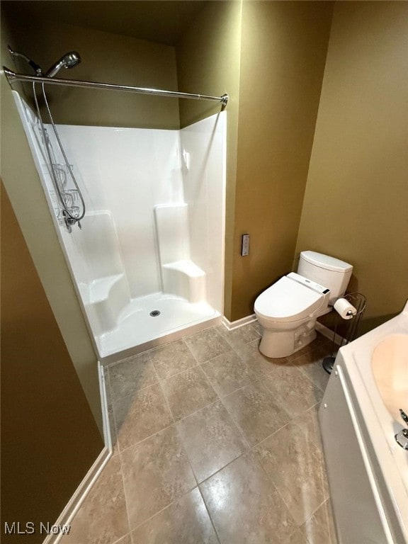 bathroom featuring a shower and toilet