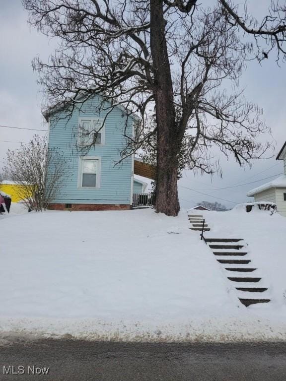 view of yard layered in snow