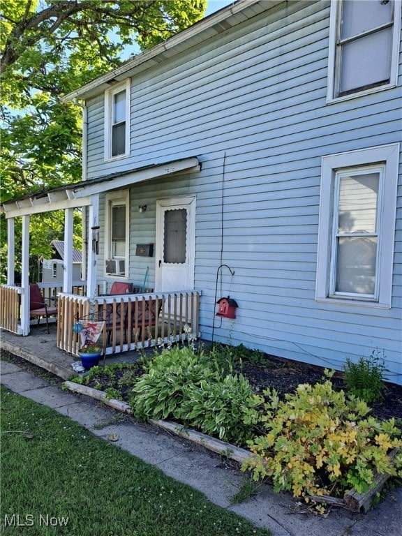 view of front of property featuring covered porch