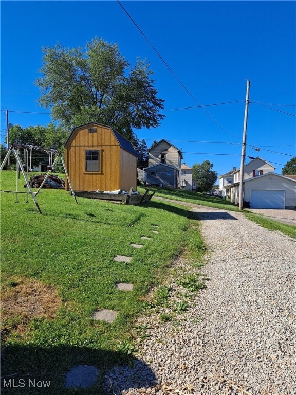 view of yard with a shed