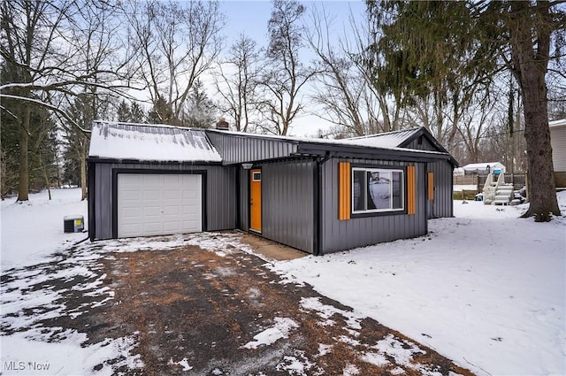 view of front facade featuring a garage