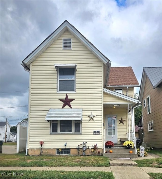 view of front of home with a front yard