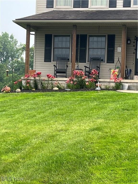 view of front facade featuring covered porch and a front yard